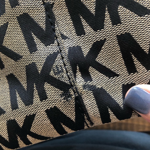 Michel Kors used medium size purse - Picture 7 of 8